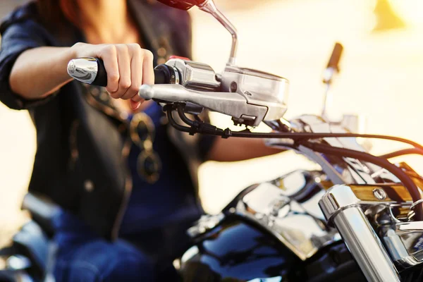 Motorcu kız bir motosiklet üzerinde bir deri ceketli — Stok fotoğraf