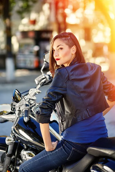 Menina motociclista em uma jaqueta de couro em uma motocicleta — Fotografia de Stock