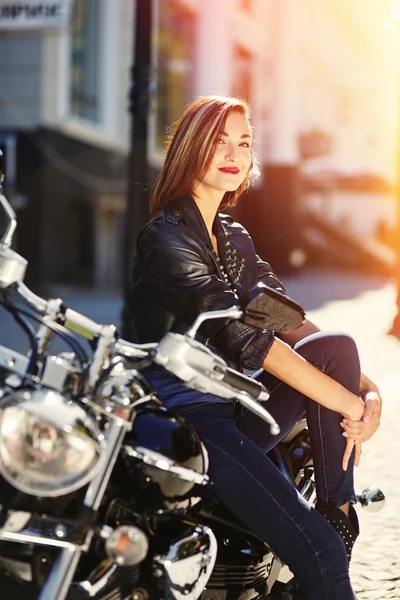 ผู้หญิงขี่จักรยานในแจ็คเก็ตหนังบนมอเตอร์ไซค์ — ภาพถ่ายสต็อก