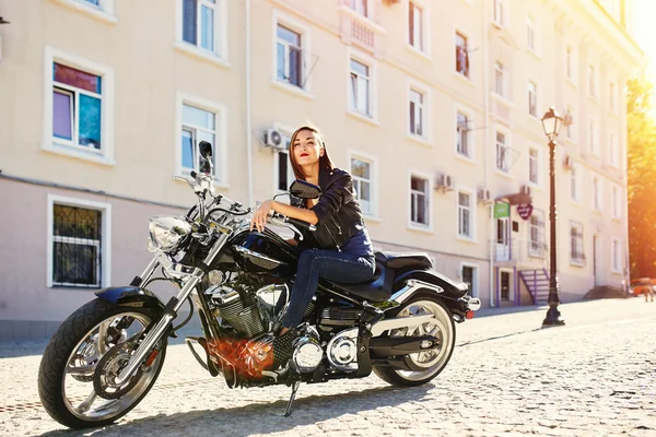 Fata motociclist într-o jachetă de piele pe o motocicletă — Fotografie, imagine de stoc