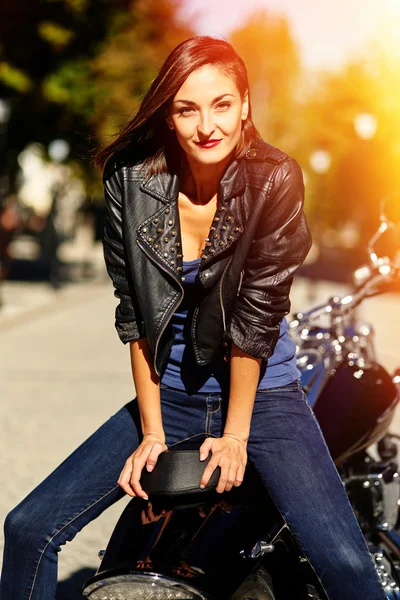Biker flicka i en läder jacka på en motorcykel — Stockfoto