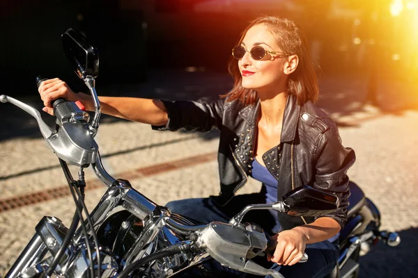 Biker fată într-o jachetă de piele de echitatie o motocicletă — Fotografie, imagine de stoc