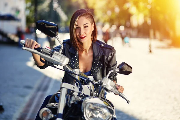 Biker girl in a leather jacket on a motorcycle — Stock Photo, Image