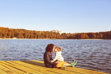 Anne ve oğlu gölün kıyısında dinlenme