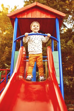 Küçük çocuk çocuk slayt üzerinde çalmaya