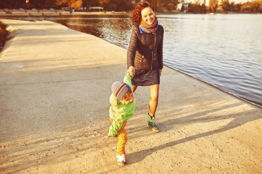 Anne ve oğlu gölde eğleniyor
