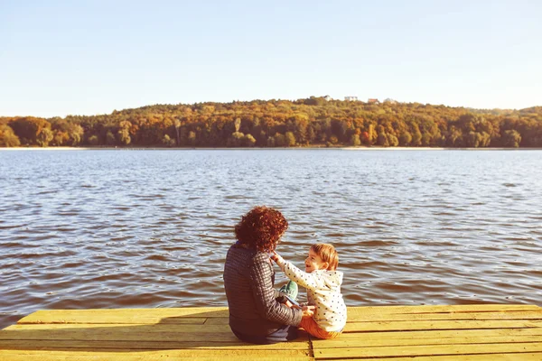 妈妈和儿子在湖边休息 — 图库照片