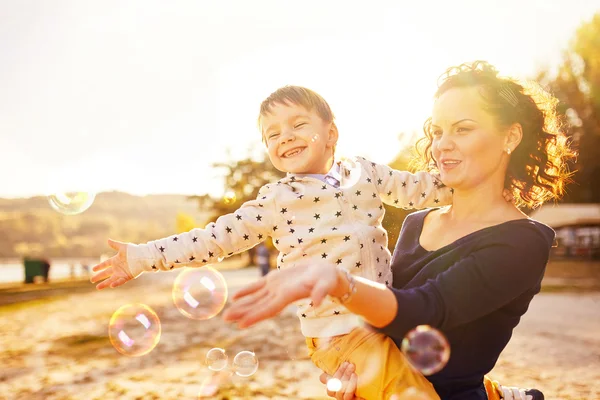 Maman et son fils s'amusent au bord du lac — Photo