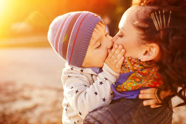 Anne ve oğlu gölde eğleniyor