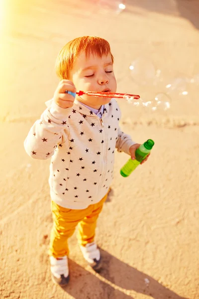 Niño jugando con burbujas de jabón — Foto de Stock