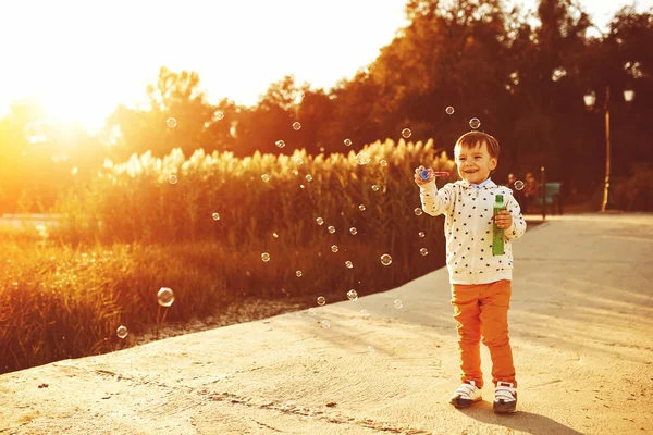 Malý chlapec si hraje s mýdlovými bublinami — Stock fotografie