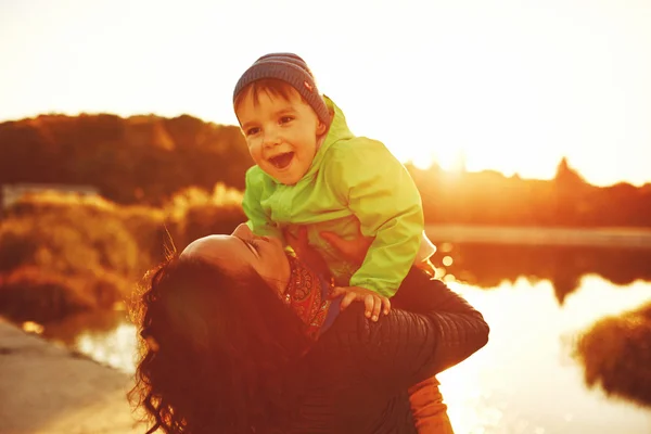 Mutter und Sohn haben Spaß am See — Stockfoto