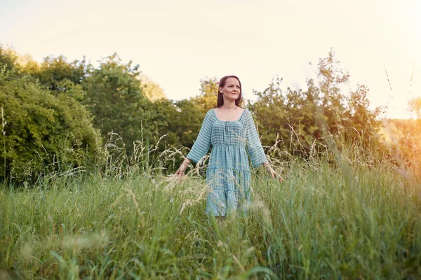 Krása romantická žena venku — Stock fotografie