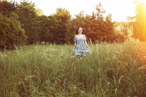 Bellezza donna romantica all'aperto — Foto Stock