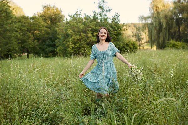 Bellezza donna romantica all'aperto — Foto Stock