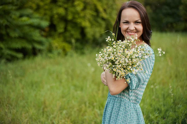 Krása romantická žena venku — Stock fotografie