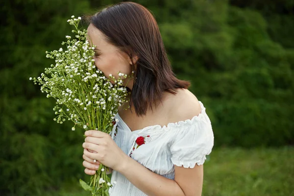 Krása romantická žena venku — Stock fotografie