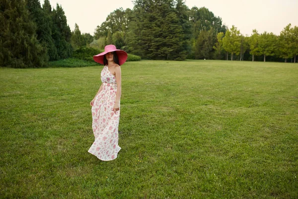 Beleza mulher romântica ao ar livre — Fotografia de Stock