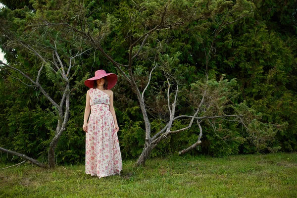 Bellezza donna romantica all'aperto — Foto Stock