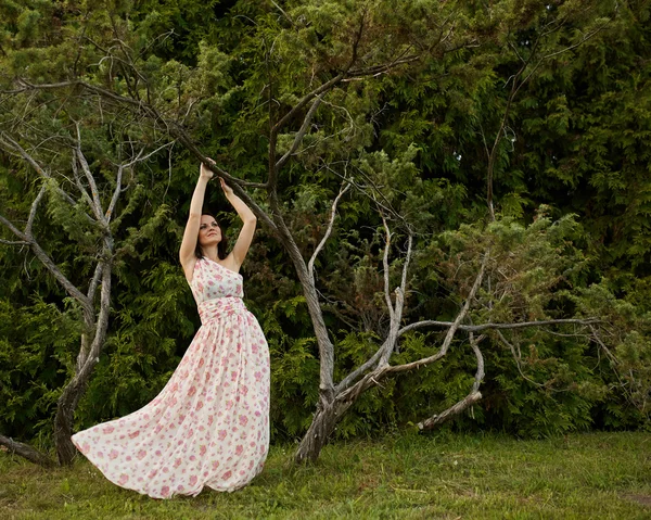 Güzellik romantik kadın açık havada — Stok fotoğraf