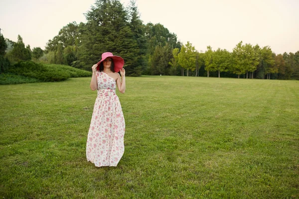 Krása romantická žena venku — Stock fotografie