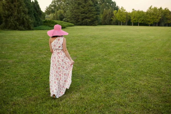 Bellezza donna romantica all'aperto — Foto Stock