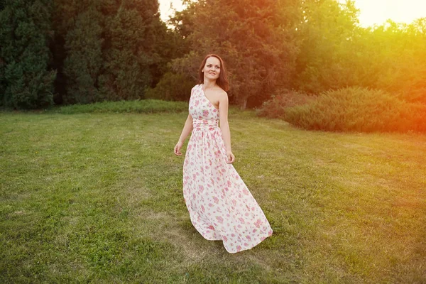 Güzellik romantik kadın açık havada — Stok fotoğraf