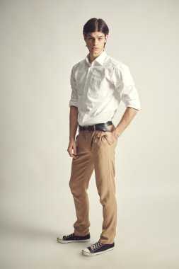 yakışıklı bir genç işadamı portresi