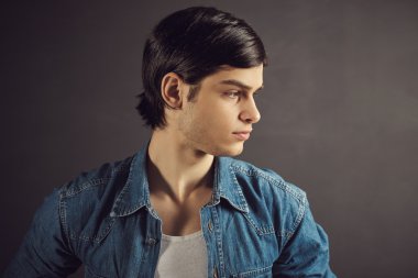 yakışıklı bir genç adam portresi