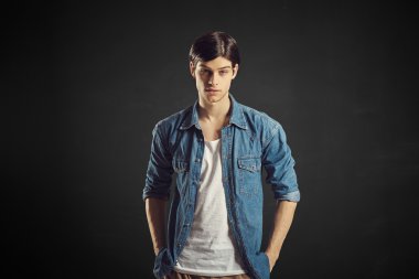 yakışıklı bir genç adam portresi