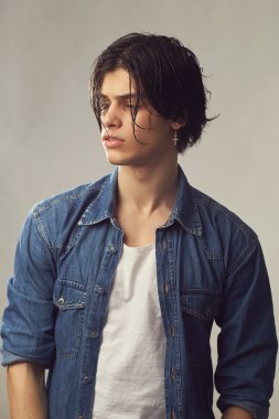 yakışıklı bir genç adam portresi