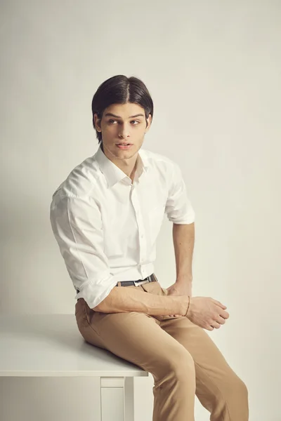 Retrato de un joven guapo —  Fotos de Stock