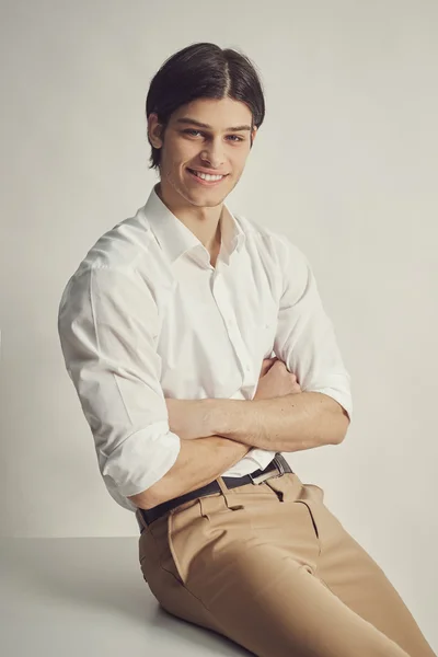 Retrato de un joven guapo —  Fotos de Stock