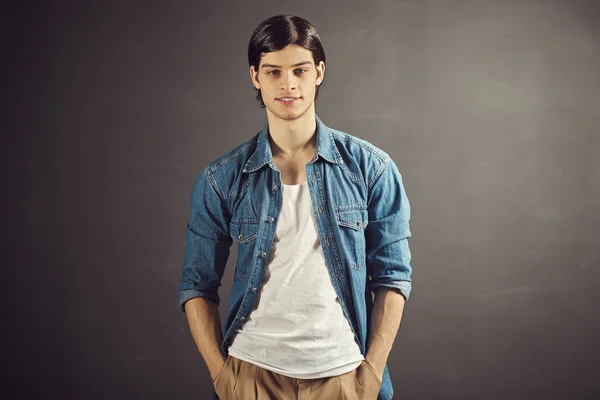 Retrato de um jovem bonito — Fotografia de Stock