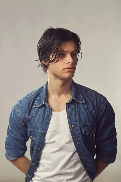 yakışıklı bir genç adam portresi