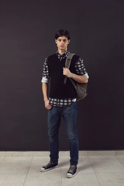 Retrato de un joven guapo —  Fotos de Stock