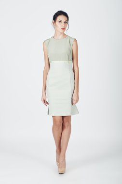 Parlak elbiseli muhteşem genç bir kadının moda fotoğrafı.