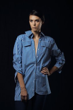 Mavi gömlekli muhteşem bir kadının moda fotoğrafı.
