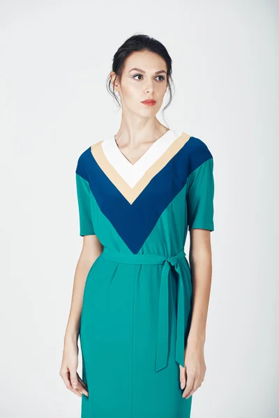 Foto de moda de jovem mulher magnífica em um vestido verde — Fotografia de Stock