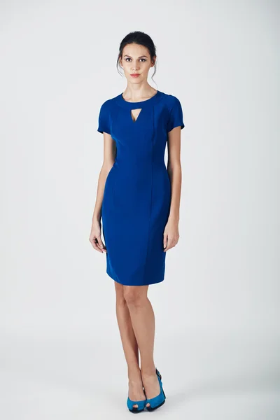 Foto di moda di giovane donna magnifica in un vestito blu — Foto Stock