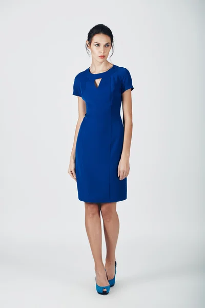 Foto di moda di giovane donna magnifica in un vestito blu — Foto Stock