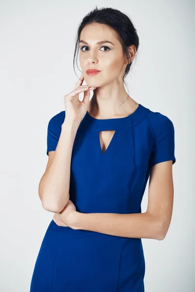 Модное фото молодой великолепной женщины в синем платье — стоковое фото