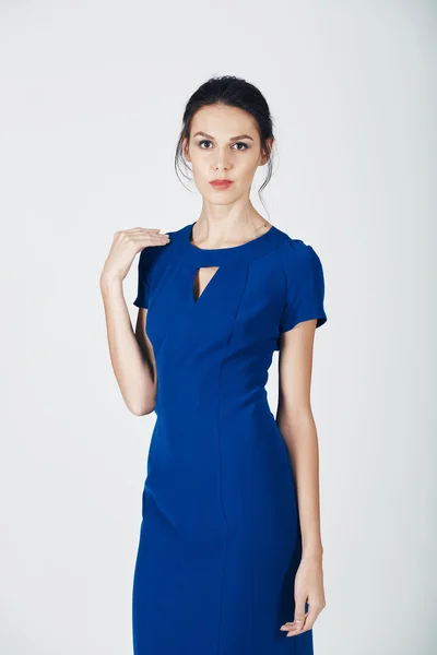 青のドレスで若い壮大な女性のファッション写真 — ストック写真