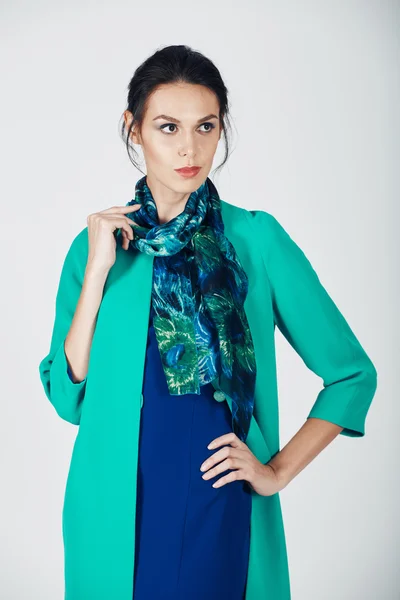 Foto de moda de mulher magnífica jovem em um vestido turquesa — Fotografia de Stock