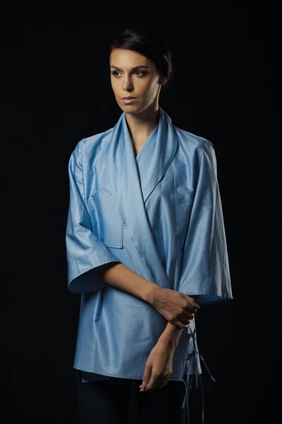 Foto de moda de jovem mulher magnífica em camisa azul — Fotografia de Stock