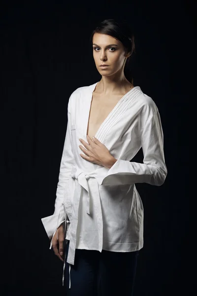 Foto de moda de mujer joven magnífica en camisa blanca — Foto de Stock