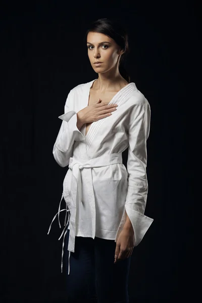 Модное фото молодой великолепной женщины в белой рубашке — стоковое фото