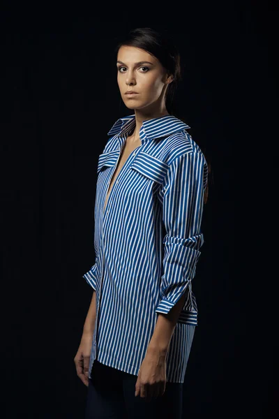 Foto de moda de jovem mulher magnífica em camisa azul — Fotografia de Stock