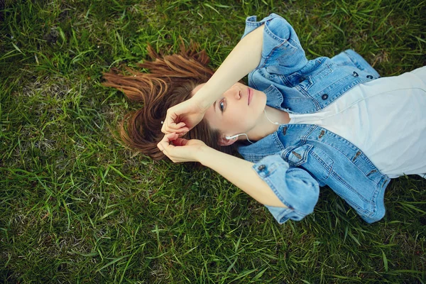 Genç kadın parkta müzik dinleme — Stok fotoğraf