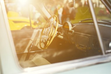 Retro araba çimlere Park